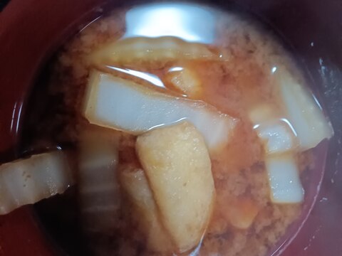 白菜の軸と、油揚げ入り、赤味噌の味噌汁♫